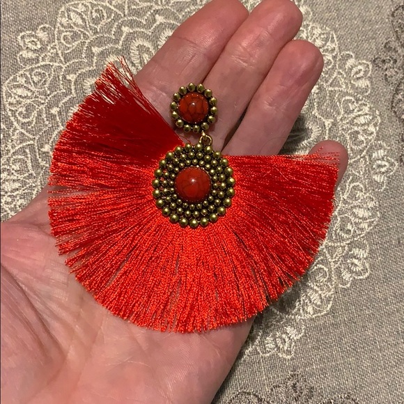 BIG Red half circle fringe tassel pierced earrings - Picture 5 of 5